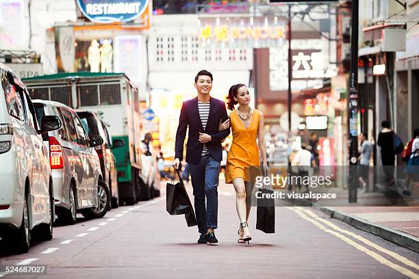 couple shopping - hongkong lifestyle stockfoto's en -beelden