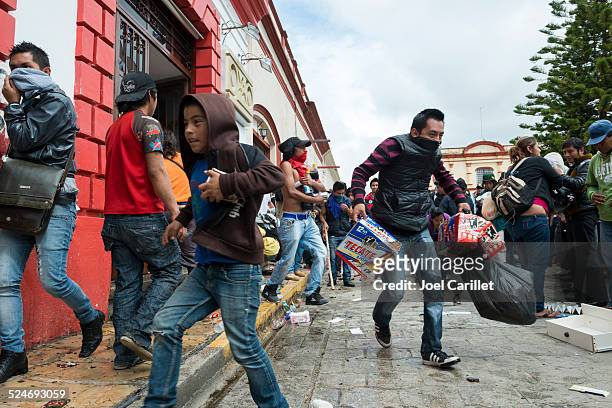looters メキシコで - looting ストックフォトと画像