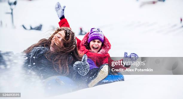 und snowtubing bei - tube girl stock-fotos und bilder