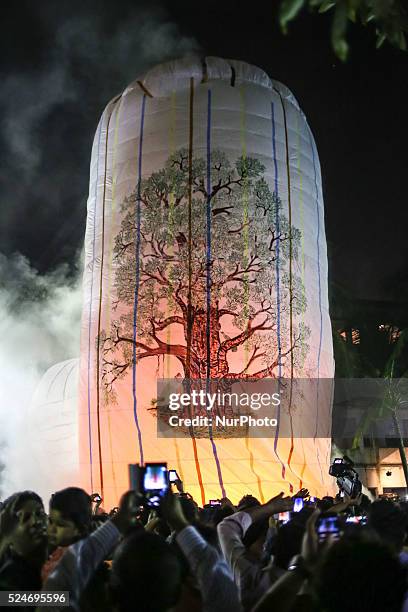 Oct. 27, 2015 - Dhaka, Bangladesh - Buddhist celebrating Pravarana Punnama. The Assayujjiya Punnama or the full moon day of Assayujjiya also known as...