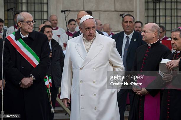 Pope Francis arrive at the statue of Virgin Mary for celebrates the annual feast of the Immaculate Conception at Piazza di Spagna in Rome on December...