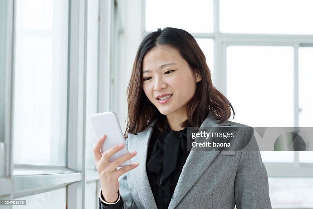 Junge Geschäftsfrau senden einen text