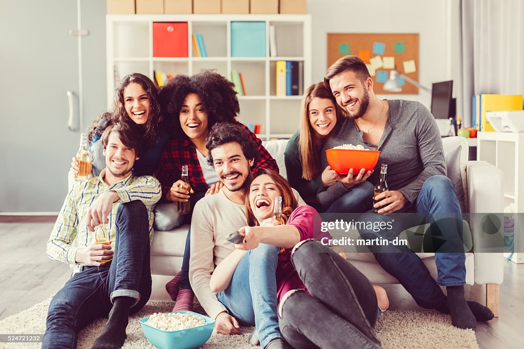 Gruppe von Freunden vor dem Fernseher