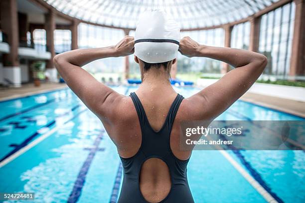 nadador profissional - women by pool imagens e fotografias de stock