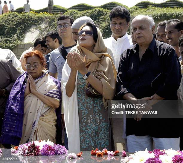 Pakistani actress Meera offers prayers with Indian film maker Mahesh Bhatt at the Mahatma Gandhi Samadhi at Rajghat in New Delhi 24 March 2005. Meera...