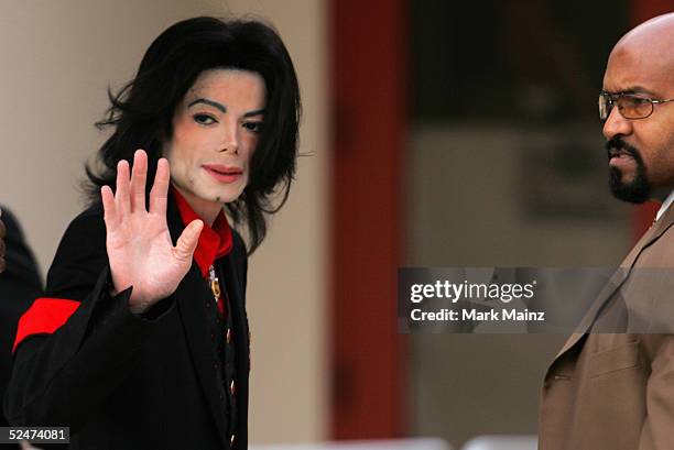 Singer Michael Jackson arrives at the Santa Barbara County Courthouse on day 19 of his child molestation trial March 24, 2005 in Santa Maria,...