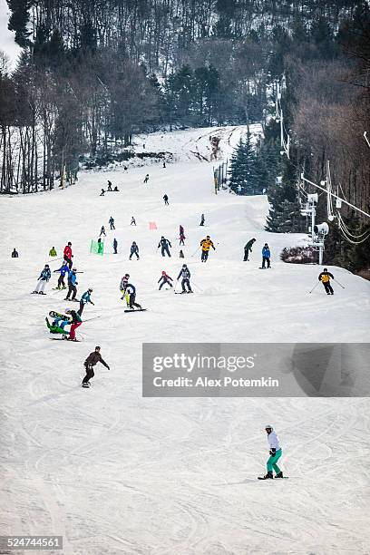 bunny slope at the ski resort - mount pocono pennsylvania stock pictures, royalty-free photos & images