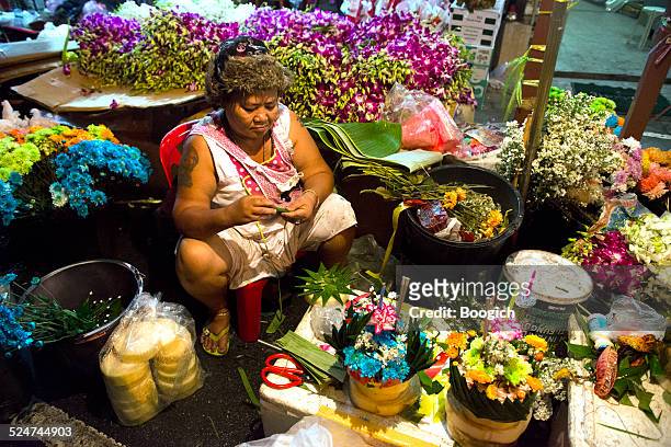 chiang mai thaïlande femme faisant des compositions florales loy krathong - all people photos et images de collection