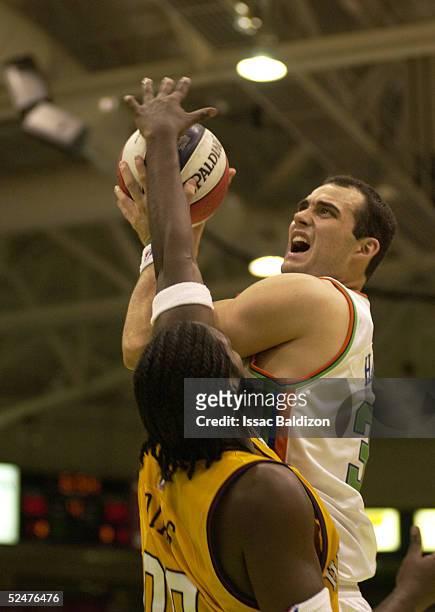 Kirk Haston of the Florida Flame against Rodney Dias of the Huntsville Flight March 24, 2005 at the Germain Arena in Fort Myers, Florida. NOTE TO...