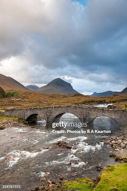 bridge at sligachan, isle of skye, scotland - glen sligachan 個照片及圖片檔