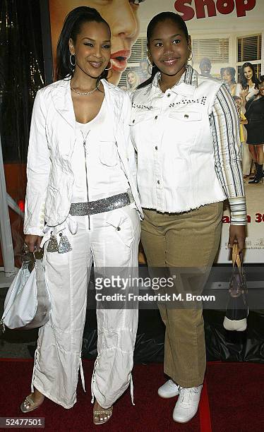 Actress Lisa Raye and her daughter attend the "Beauty Shop" film premiere at the Mann National Theater on March 24, 2005 in Westwood, California.
