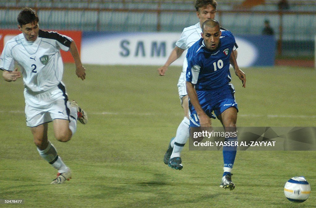Kuwaiti player Fahd al-Hamad (R) vies wi