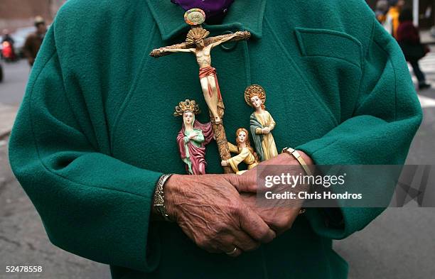 worshippers participate in way of the cross - holy week stock-fotos und bilder