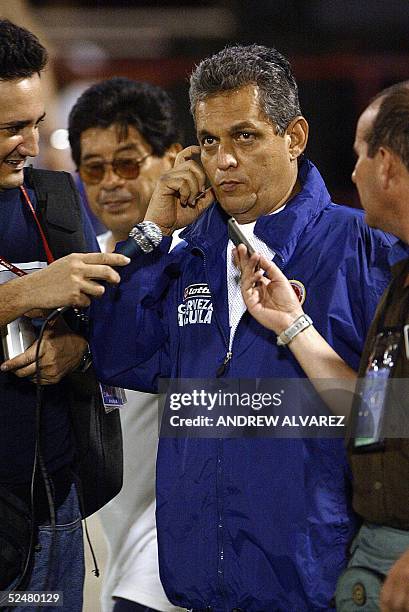 El entrenador de la seleccion colombiana, Reinaldo Rueda, declara a la prensa en el estadio "Pachencho Romero" en Maracaibo, 500 Km al oeste de...