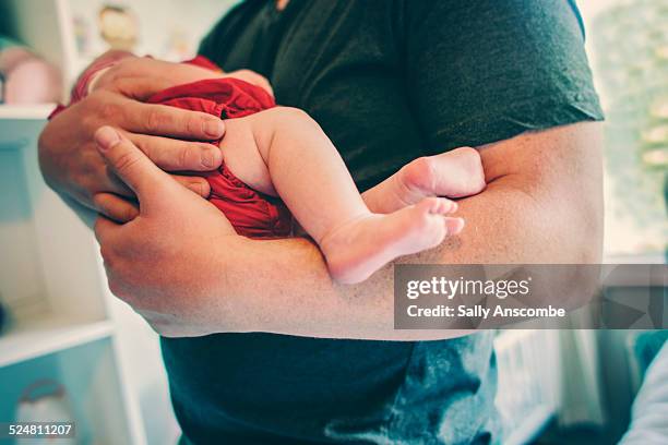 father and holding his newborn baby girl - leanincollection dad stockfoto's en -beelden