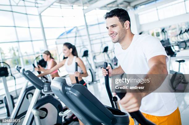 menschen training im fitness-center - cross trainer stock-fotos und bilder
