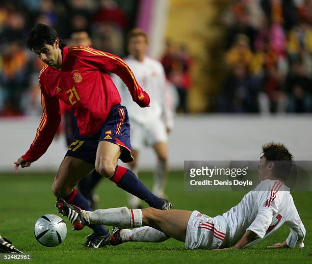 Spain's Juan Carlos Valeron dribbles the ball past China's Du Wei during a friendly soccer match at the Helmantico stadium in Salamanca district on...