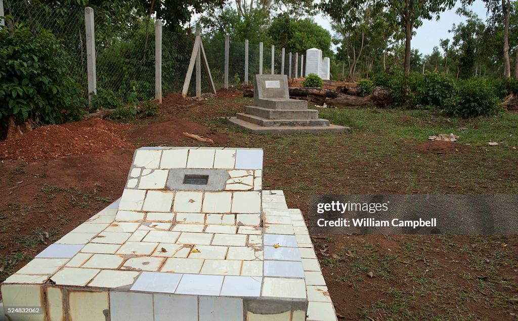 Kenya - President Obama's Father's grave - Barack Hussein Obama