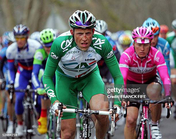 Charleville-Mezieres, FRANCE: Frenchman Christophe Moreau rides in front of Kazakh Alexandre Vinokourov during the second stage of the 74th Criterium...