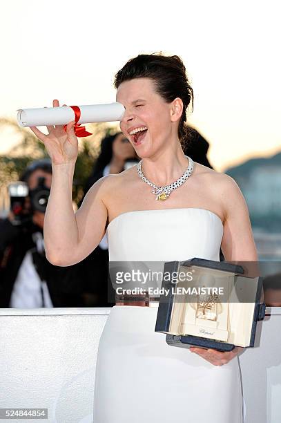 Juliette Binoche with his award of Best Performance by an Actress at the photo call for "The Palme d'Or Award Ceremony? during the 63rd Cannes...