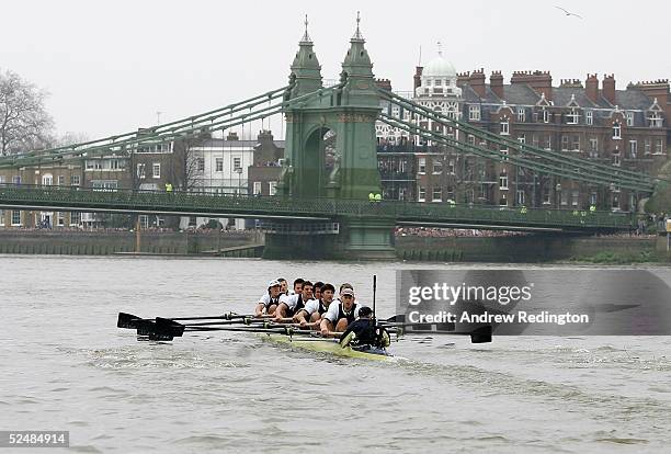 The Oxford crew approach Hammersmith bridge during the 151st Oxford v Cambridge Boat Race on the river Thames, March 27 in London, England.