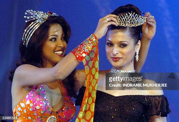 Winner of the Pond's Femina Miss India 2005 Universe Amrita Thapar is crowned by last year's winner Tanusree Dutta in Bombay 27 March 2005. Thapar...