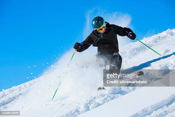 hombres maduros piste de esquí sobre nieve en polvo soleado de complejos turísticos de esquí - mogul skiing fotografías e imágenes de stock