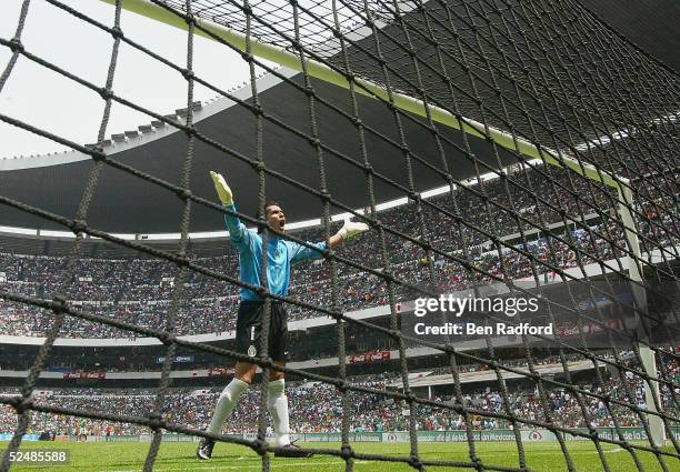 Oswaldo Sanchez of Mexico gestures to the crowd during the 2006 World Cup qualifing match between Mexico and the USA at The Azteca Stadium on March...