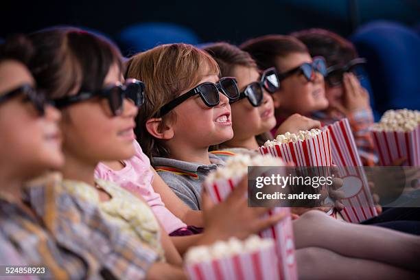 kinder im kino - 3d movie stock-fotos und bilder