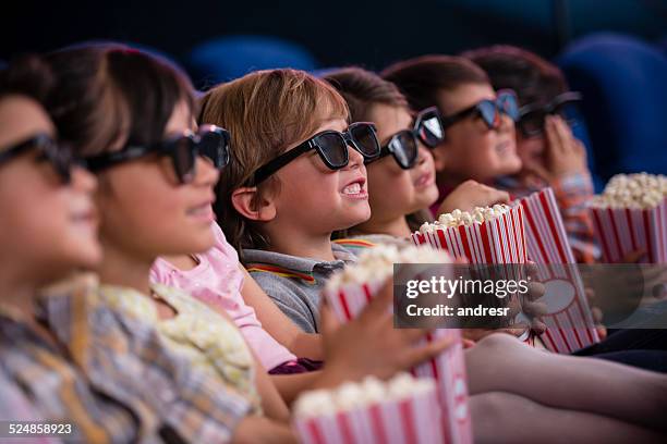 bambini al cinema - 3d adult movie foto e immagini stock