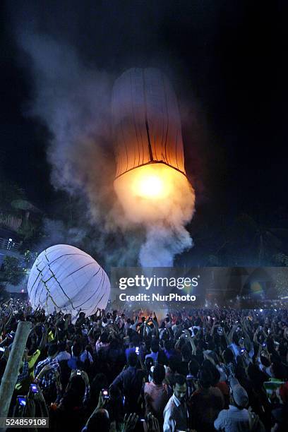 Buddhist Devotees fly Fanush to honor the Lord Buddha on the eve of Pavarana Purnima which marks the end of the Buddhist rains retreat. Dhaka,...