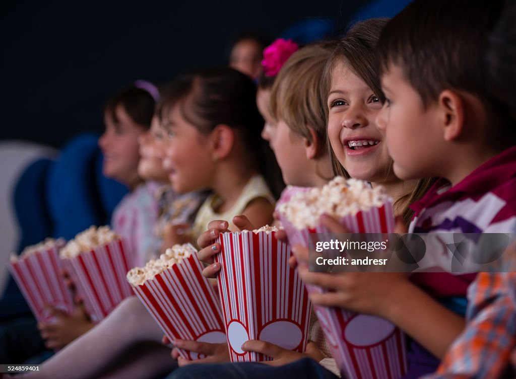 Gruppe von Kindern im Kino