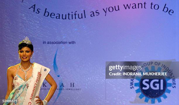 Pond's Femina Miss India 2005, Miss Listeners Choice Shibani Sabikhi walks on stage during the finals of the beauty pageant in Bombay, late 27 March...