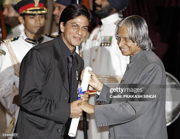 Indian actor Shah Rukh Khan receives a Padma Shri award from Indian President Abdul Kalam at the Presidential Palace in New Delhi, 28 March 2005....