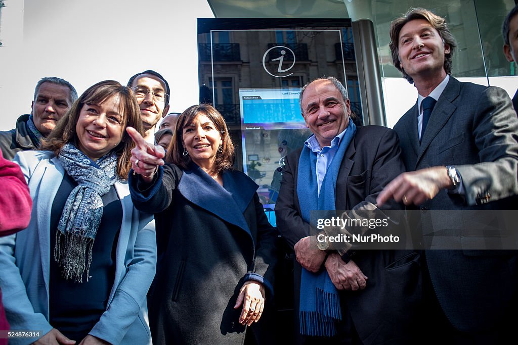 Unveiling of a bus stop fitted with a touch screen off the Place de la Bastille