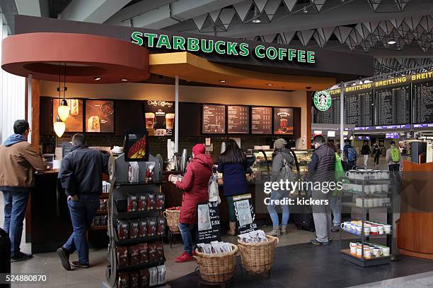 people queing up on coffee and snackbar - starbucks coffee stock pictures, royalty-free photos & images