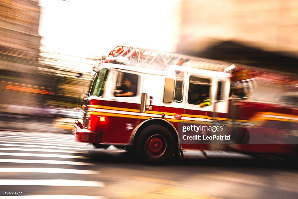 Caminhão de Bombeiros de emergência