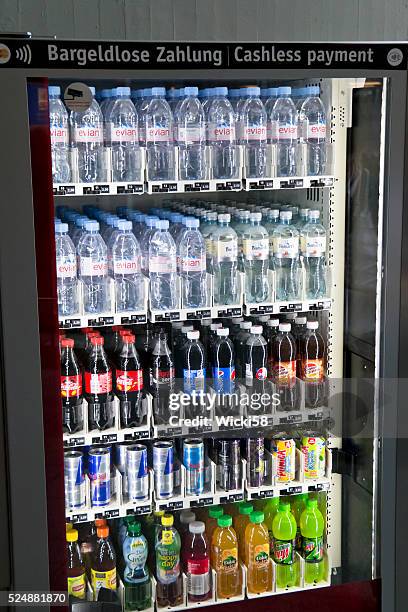 wasser und alkoholfreie getränke in einem warenautomaten steckengeblieben - soft drink stock-fotos und bilder