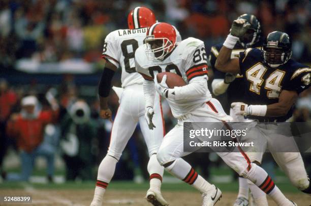 Ozzie Newsome of the Cleveland Browns carries the ball upfield during the game against the San Diego Chargers on September 14,1990.