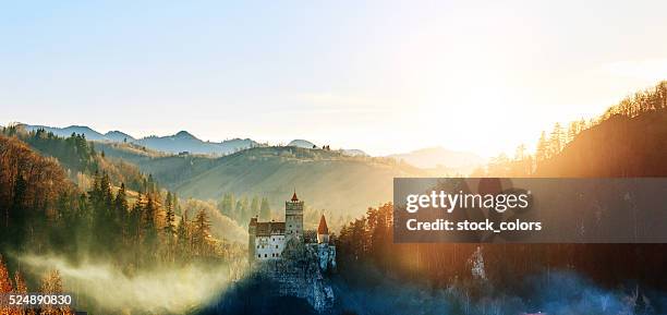 castillo de salvado de en la puesta de sol - transilvania fotografías e imágenes de stock