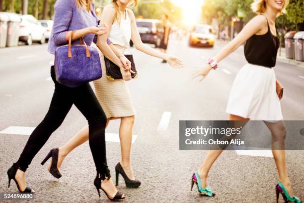 seus amigos - high heels women - fotografias e filmes do acervo