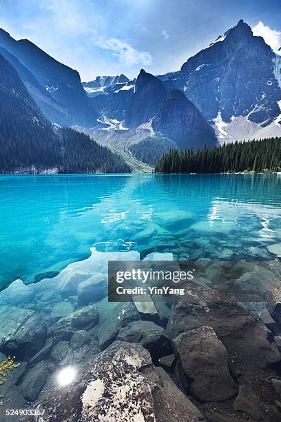 moraine lake, parque nacional de banff esmeralda paisaje de agua, alberta, canadá - paisajes de canada fotografías e imágenes de stock