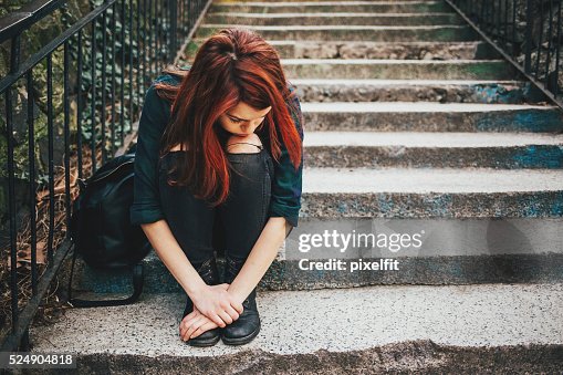 Triste solitaire fille assise sur les escaliers Triste solitaire fille assise sur les escaliers