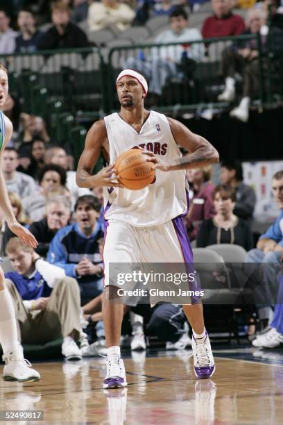 Jalen Rose of the Toronto Raptors attempt to pass the ball against the Dallas Mavericks during the game on March 7, 2005 at the American Airlines...