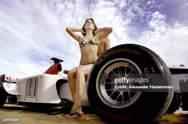 Motorsport / Formel 1: GP von Australien 2004, Melbourne; 2 Australierinnen posieren am Strand von St. Kilda in Melbourne im BAR Honda Rennwagen...