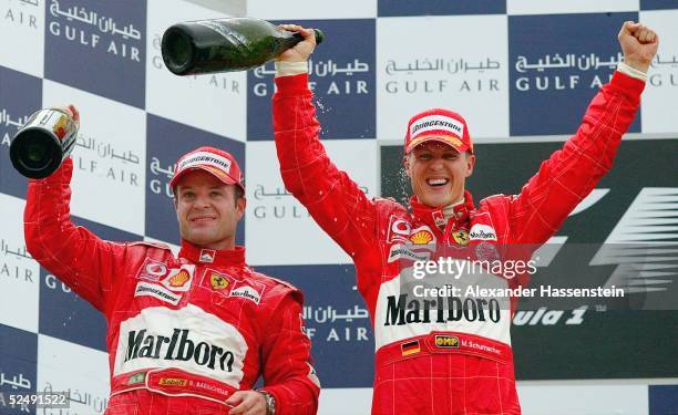 Motorsport / Formel 1: GP von Bahrain 2004, Manama; Rubens BARRICHELLO und Michael SCHUMACHER / beide Ferrari auf dem Podium 04.04.04.