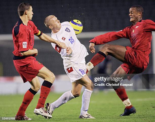 Fussball: WM Qualifikation 2004, Bruessel; Belgien - Serbien und Montenegro 0:2; Timmy SIMONS und Vincent KOMPANY - rchts - / BEL, Torschuetze...