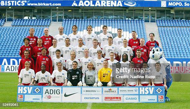 Fussball: 1. Bundesliga 04/05, Hamburg; Hamburger SV / Mannschaftsfoto; Hintere Reihe: Mannschaftsarzt Dr. Gerold SCHWARTZ, Physiotherapeut Thomas...