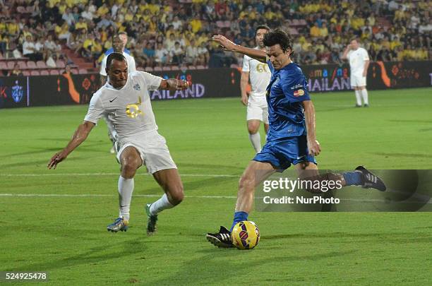 Jari Litmanen and Cafu in action during the Global Legends Series opening match at SCG stadium in Nonthaburi, Thailand on December 5, 2014.