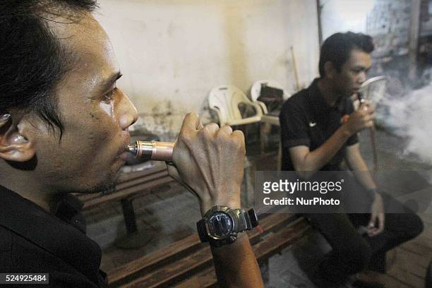 Remaja Indonesia menghembuskan asap dari Rokok Elektrik seperti dilihat di Medan, Sumatera Utara, Indonesia pada 5 Desember 2014. Rokok elektrik...